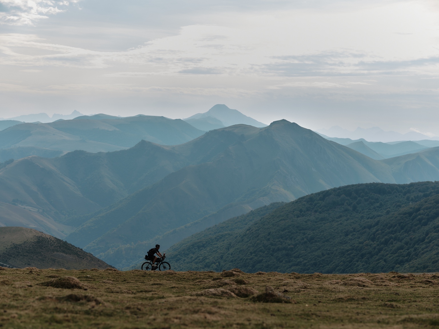 Fahrer auf der Imperial Road am vierten Tag des Trans Pyrenees Race No.6