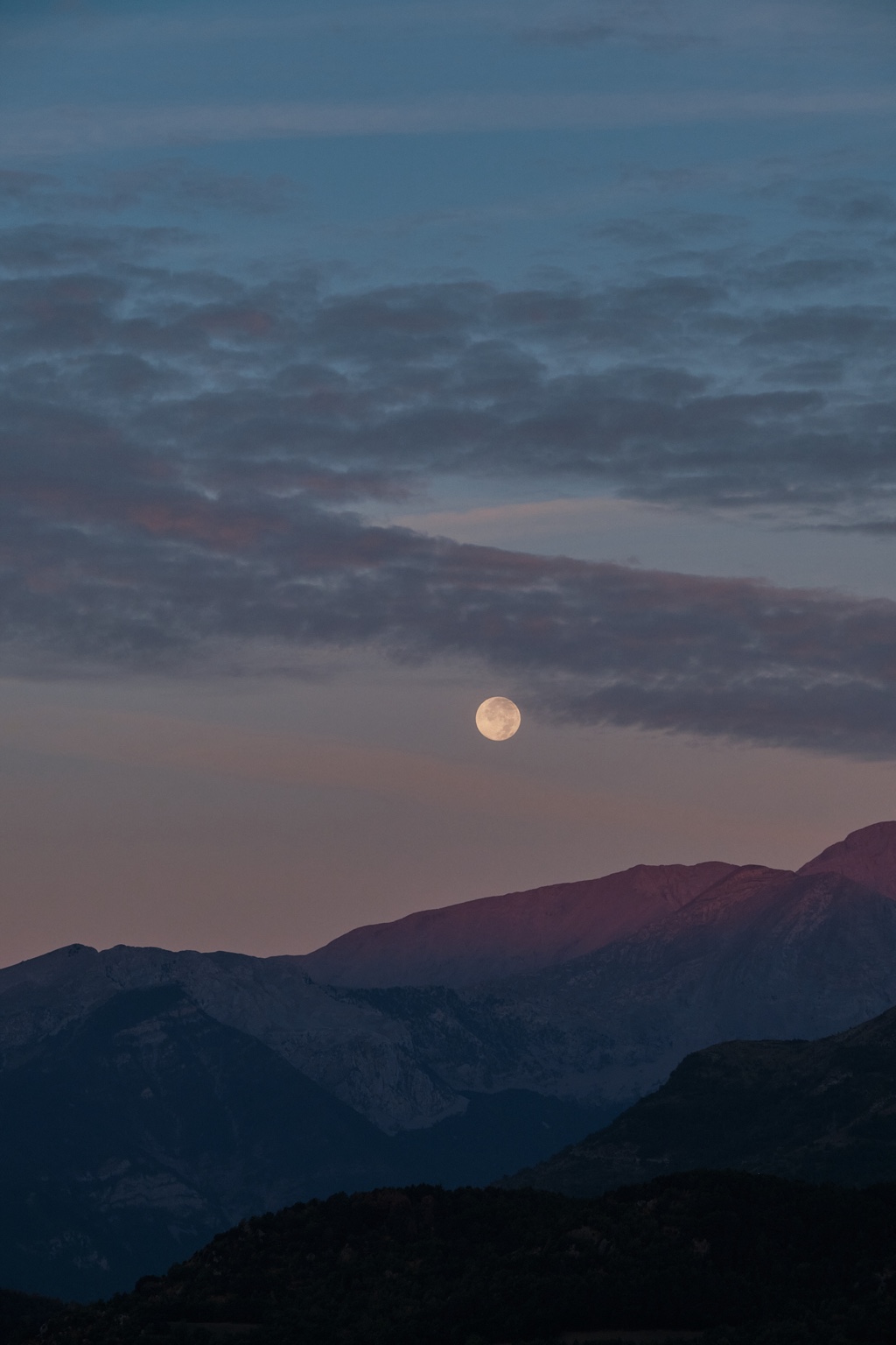 Mond über der Berglandschaft bei Castejón de Sos während des Trans Pyrenees Race No.6
